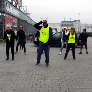 Foto 1 vom Zumba-Flashmob auf dem toom-Parkplatz