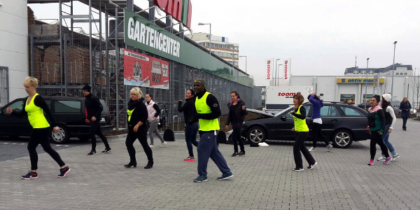 Foto 2 vom Zumba-Flashmob auf dem toom-Parkplatz