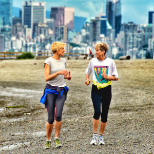 Zwei Joggerinnen am Strand vor Vancouver
